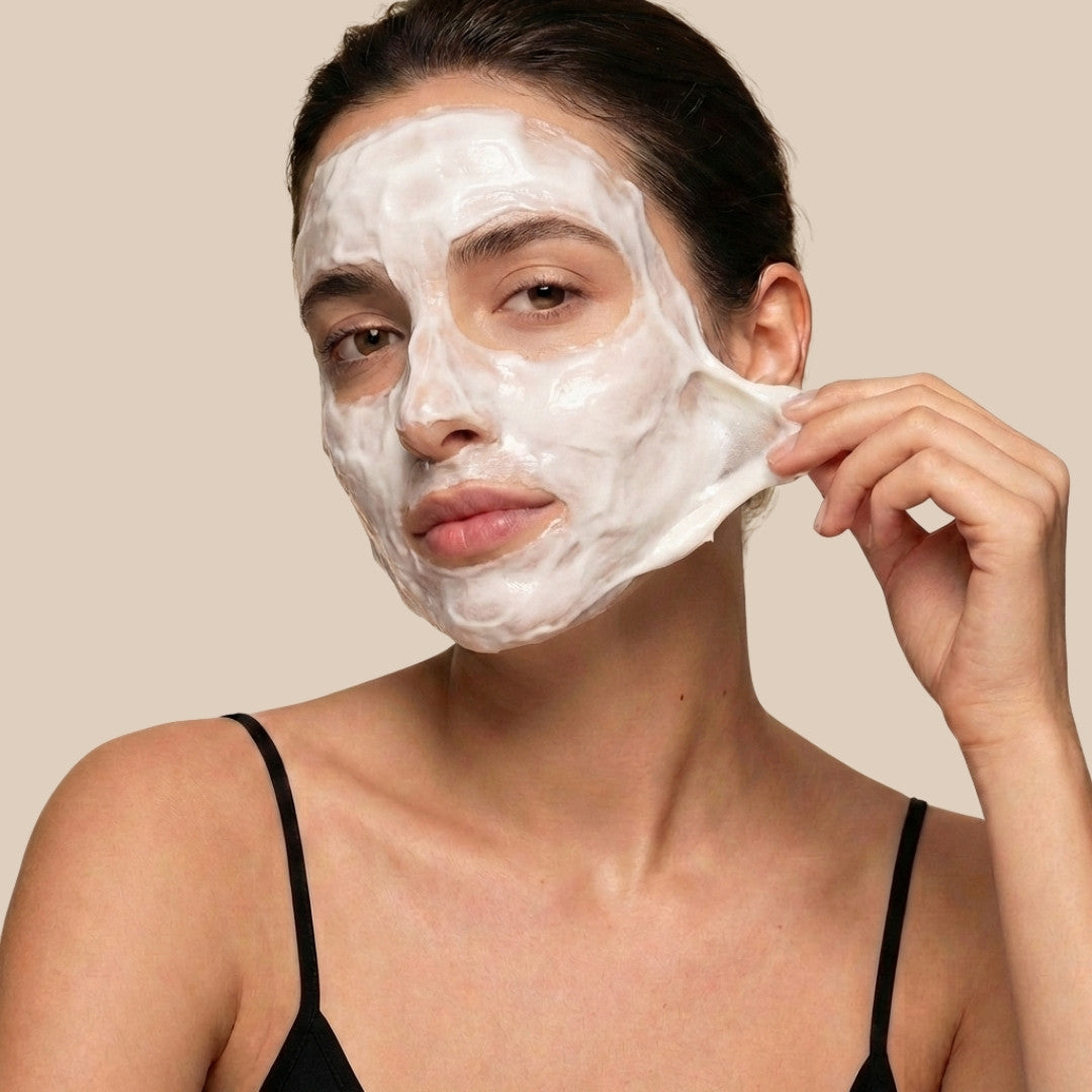 Application du masque peel-off au lait de chèvre sur le visage pour une peau nette et apaisée