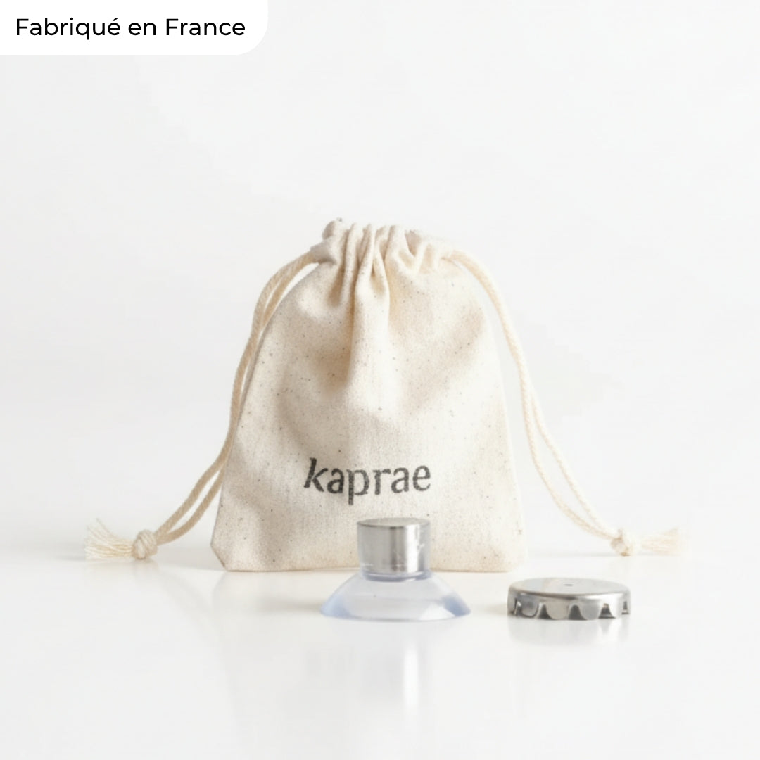 Porte-savon aimanté Kaprae avec sa ventouse, son insert magnétique et sa pochette en coton réutilisable.