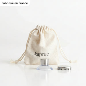 Porte-savon aimanté Kaprae avec sa ventouse, son insert magnétique et sa pochette en coton réutilisable.