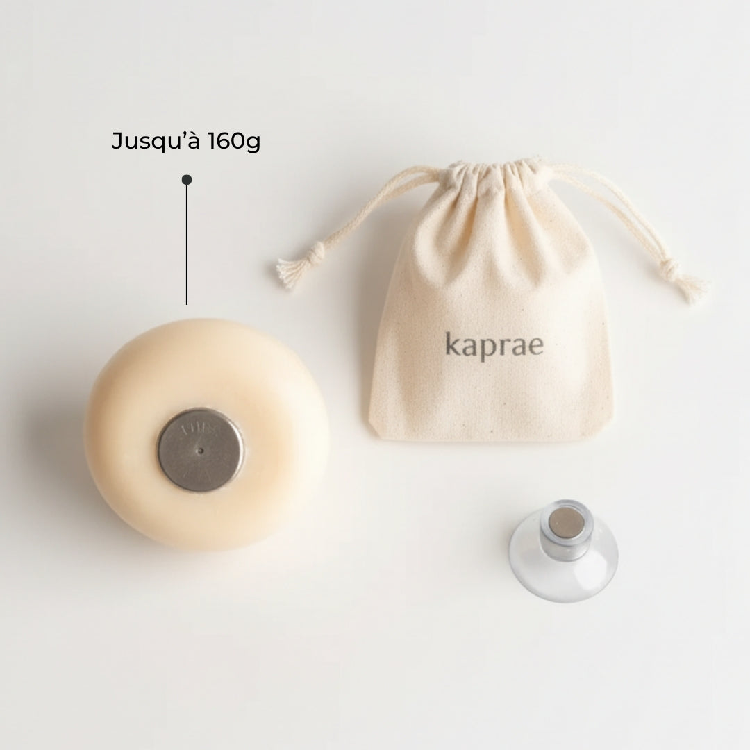Vue du dessus du porte-savon aimanté Kaprae avec savon, ventouse et pochette en coton naturel.