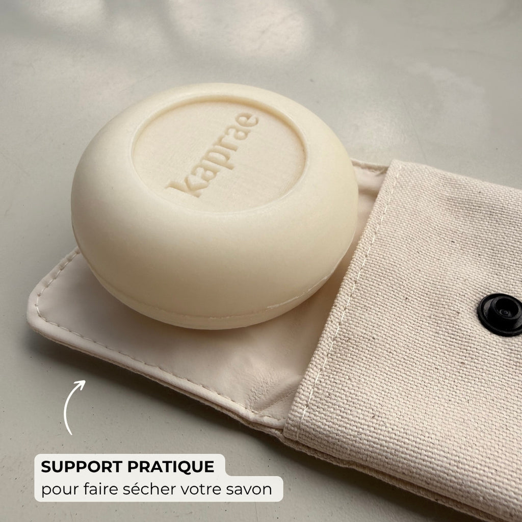 Savon Kaprae sur support de séchage dans pochette de voyage faite main, pratique et écologique.